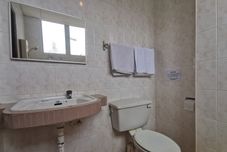 Toilet Kamar SUPER OYO 89864 Hotel Holiday Park
