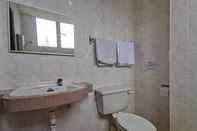 Toilet Kamar SUPER OYO 89864 Hotel Holiday Park