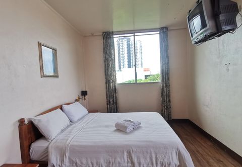 Kamar Tidur SUPER OYO 89864 Hotel Holiday Park