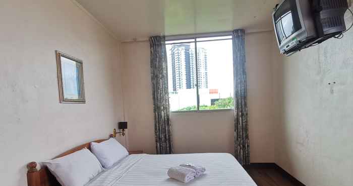 Bedroom SUPER OYO 89864 Hotel Holiday Park