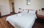 Bedroom 2 SUPER OYO 89864 Hotel Holiday Park