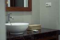 In-room Bathroom Villa Meno Spa and Beach Resort