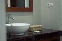 Toilet Kamar Villa Meno Spa and Beach Resort