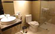 Toilet Kamar 2 Sunbreeze Hotel