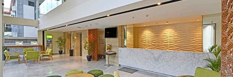 Lobby Whiz Prime Hotel Khatib Sulaiman Padang