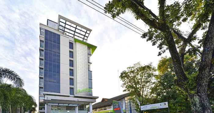 Luar Bangunan Whiz Prime Hotel Khatib Sulaiman Padang