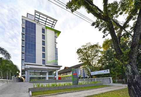 Exterior Whiz Prime Hotel Khatib Sulaiman Padang