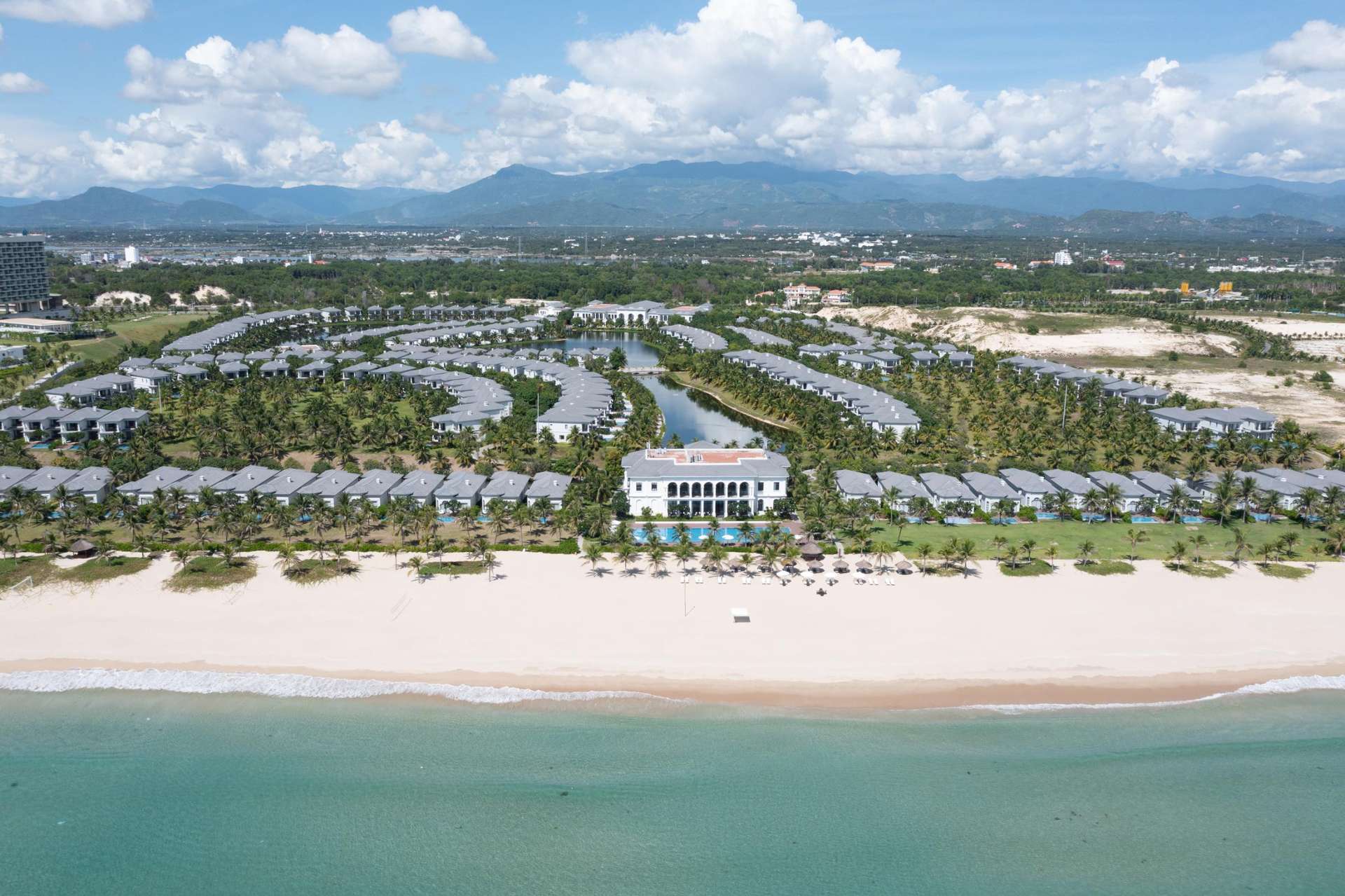 Melia Vinpearl Cam Ranh Beach Resort - Khách sạn 5 sao gần sân bay Cam Ranh