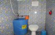 In-room Bathroom 4 Dinda Homestay