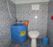 In-room Bathroom 4 Dinda Homestay