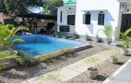 Swimming Pool 2 Yuliana Homestay