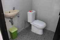 Toilet Kamar Yuliana Homestay