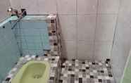 Phòng tắm bên trong 5 Gangga Homestay Bromo