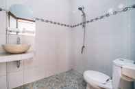 Phòng tắm bên trong Sari Nusa Inn