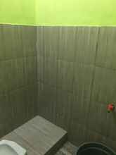 In-room Bathroom 4 Homestay Tiga Puteri Geopark Ciletuh