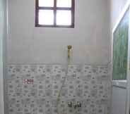 In-room Bathroom 7 Elegant Room at Villa Lusy Bromo