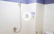 Toilet Kamar 6 Executive Room at Apartment Suhat Malang (RIS II)