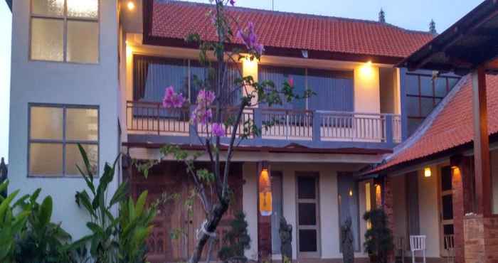 สระว่ายน้ำ Semaya Homestay