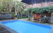 สระว่ายน้ำ 6 Kencana Ubud Cottage