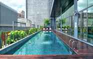 Kolam Renang 3 YOTEL Singapore Orchard Road