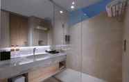 In-room Bathroom 7 Harper Cikarang by ASTON