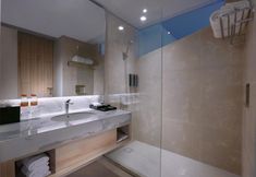 In-room Bathroom 7 Harper Cikarang by ASTON
