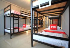 Bedroom 4 GUYASUKA Hostel&Cafe 