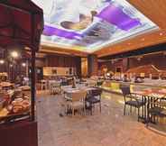 Restaurant 4 Fox HARRIS City Center Bandung