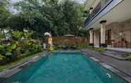 Swimming Pool 7 Puri Astina Villa