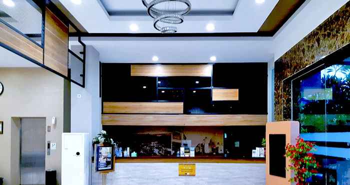 Lobby Triizz Hotel Semarang