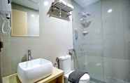 In-room Bathroom 4 Triizz Hotel Semarang