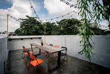 Ruang Umum Sleepy Dealer Hostel Bar