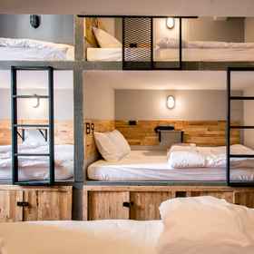 Sleepy Dealer Hostel Bar 1, 酒店 ธนาคารกรุงเทพ จก (มหาชน) สาขาสะพานผ่านฟ้า