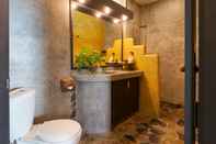 Toilet Kamar Koh Tao Heights Studio Apartment