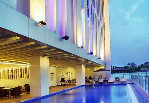 Swimming Pool Golden Tulip Essential Makassar