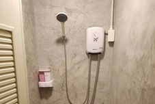 Phòng tắm bên trong Doze Hostel