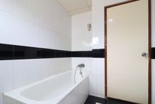 Phòng tắm bên trong Mroom Prapancha