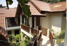 Exterior 4 Tok Little Hut