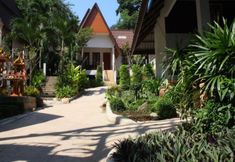 Exterior 2 Tok Little Hut