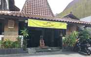 Luar Bangunan 2 Classic Room at Guesthouse Kembang Deso