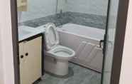 Toilet Kamar 5 Ngoc Han Apartment 2