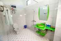 Phòng tắm bên trong Halong Buddy Inn & Travel