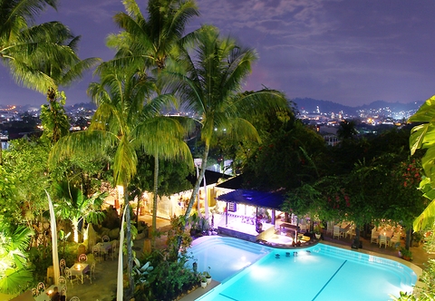 Kolam Renang MESRA Alamanda Hotel