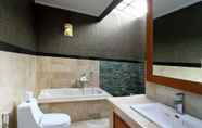 In-room Bathroom 5 Tunjung Villa