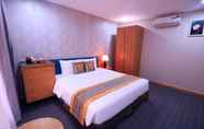 Kamar Tidur 5 The Blue Airport Hotel