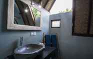 In-room Bathroom 4 Apit Lawang Villas & Resto Nusa Penida