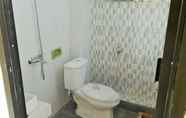 Toilet Kamar 4 Budget Room at Maguwo Indah Homestay