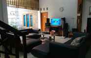 Lobby 4 Comfy Room at HONEY guesthouse Syariah