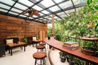 Bar, Cafe and Lounge Treehouse Suites at Kuningan - Boutique Serviced Apartment 