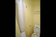 Toilet Kamar Executive Room at Apartment Suhat Malang (NAB)